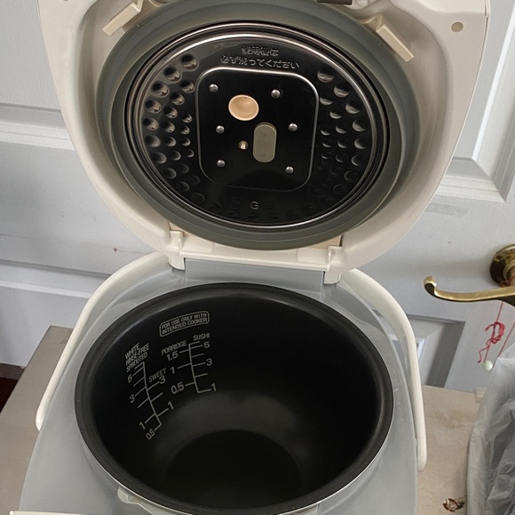 Sanyo White Digital Rice Cooker - Picture 4 of 14